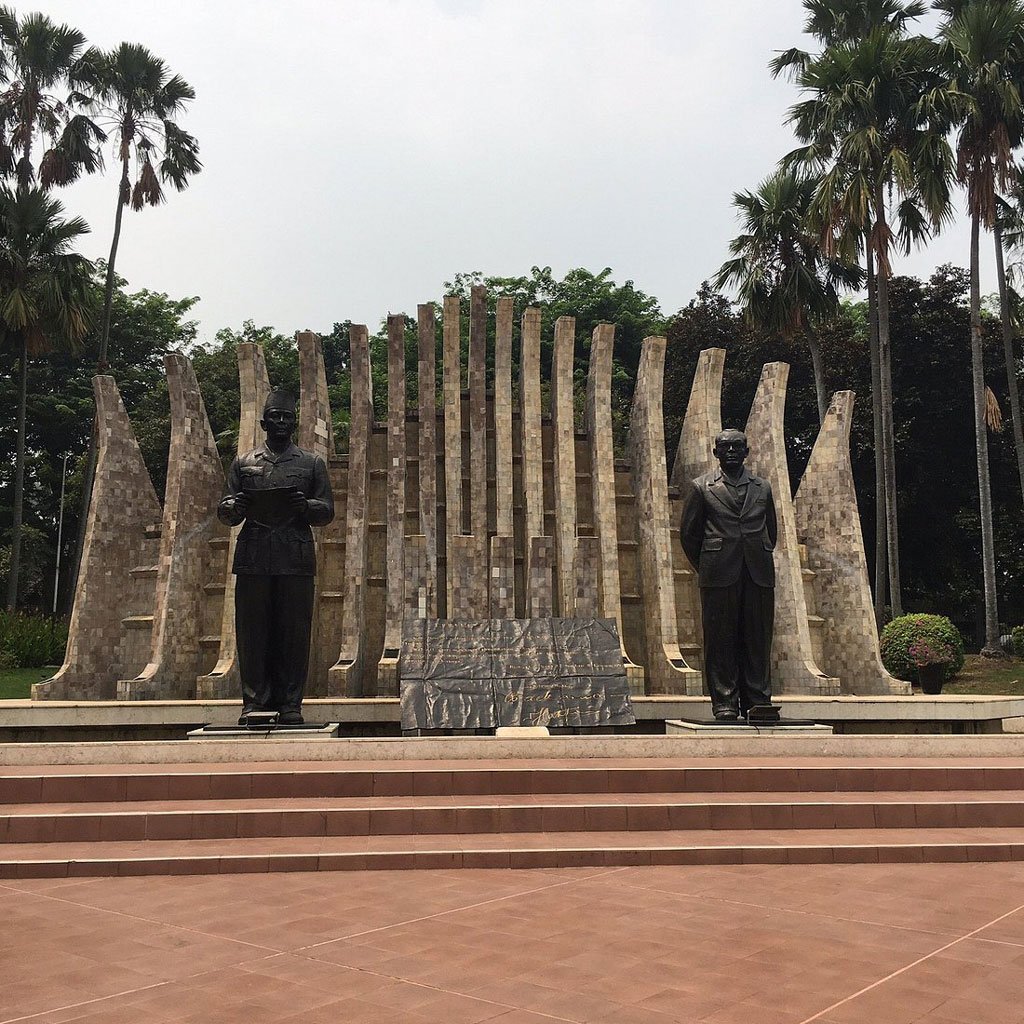 Images of the Proclamation Monument in Jakarta, where the declaration of independence was read, or other symbols of the Indonesian struggle for independence.